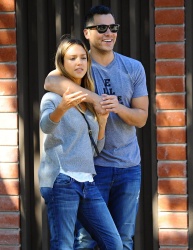 Jessica Alba - Jessica and her family spent a day in Coldwater Park in Los Angeles (2015.02.08.) (196xHQ) EeABUJUW