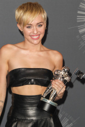 Miley Cyrus - 2014 MTV Video Music Awards in Los Angeles, August 24, 2014 - 350xHQ EwNF0YBZ