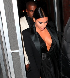 Kim Kardashian and Kanye West - In New York, 8 января 2015 (42xHQ) F8qV3Yxt