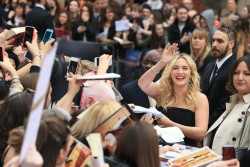 Kate Winslet - Shailene Woodley, Kate Winslet, Theo James - на премьере фильма 'Divergent' at Odeon Leicester Square, Лондон, 30 марта 2014 (918xHQ) FP1Upxkz