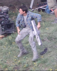 Tom Cruise - on the set of 'Oblivion' in Mammoth Lakes, California - July 11, 2012 - 18xHQ Fhz0gqtv