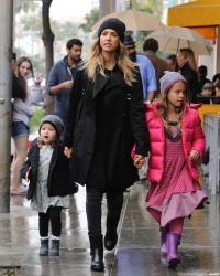 Jessica Alba - Shopping with her daughters in Los Angeles, 10 января 2015 (89xHQ) FnrAprqG
