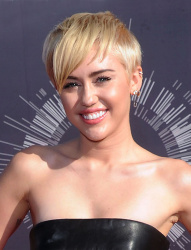 Miley Cyrus - 2014 MTV Video Music Awards in Los Angeles, August 24, 2014 - 350xHQ FtDeKZJL