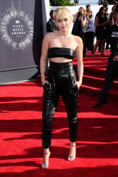 Miley Cyrus - 2014 MTV Video Music Awards in Los Angeles, August 24, 2014 - 350xHQ G16dvJlk