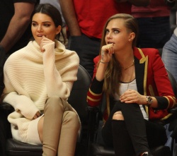 Cara Delavingne, Kendall Jenner and Khloe Kardashian - At the Basketball game, 7 января 2015 (23xHQ) G55XfwtY