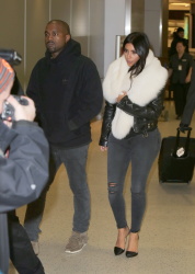 Kim Kardashian и Kanye West - Arriving at JFK airport in New York, 7 января 2015 (63xHQ) GfjfffUA