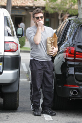 Sam Worthington - Sam Worthington - looks a bit exhausted as he shops for groceries at his local Pavilions in Malibu - April 24, 2015 - 11xHQ Gpjm30Hn
