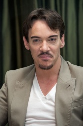Jonathan Rhys Meyers - Jonathan Rhys Meyers - Dracula press conference portraits by Vera Anderson (Budapest, April 8, 2013) - 12xHQ GsNBWKev