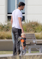 Josh Duhamel - Park with his son in Santa Monica (2015.05.26) - 25xHQ H2q0gYfw