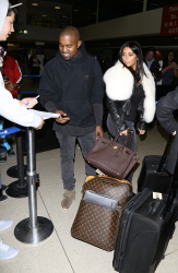 Kim Kardashian & Kanye West - At LAX Airport in Los Angeles, 7 января 2015 (68xHQ) HE0G69z4