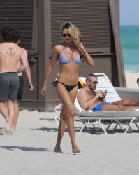 Lauren Stoner - wearing a bikini in Miami, 29 января 2015 (22xHQ) HgEoPa88