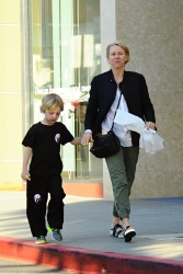 Naomi Watts - Taking her son to Karate class in LA - February 25, 2015 (20xHQ) I0VZvvDH