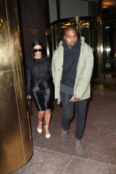 Kim Kardashian and Kanye West - Out and about in New York City, 8 января 2015 (54xHQ) I8dVyP7H