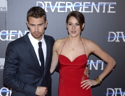 Shailene Woodley, Theo James - на премьере фильма 'Divergent' at Callao Cinema, Мадрид, 3 апреля 2014 (302xHQ) IR9nNcVg