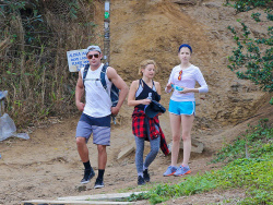 Zac Efron - Zac Efron & Anna Kendrick hiking on Lanikai Pillbox in Oahu,Hawaii 2015.05.24 - 4xHQ ITC4NadY