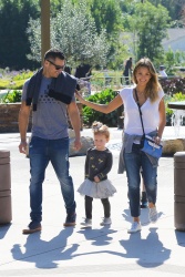 Jessica Alba - Jessica and her family spent a day in Coldwater Park in Los Angeles (2015.02.08.) (196xHQ) IVMLV3zX
