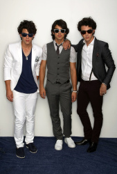 The Jonas Brothers - Teen Choice Awards Portraits, 2008.08.03 - 3xHQ IYwruSkr