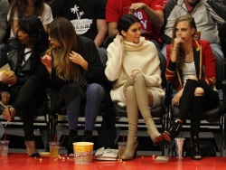 Cara Delavingne, Kendall Jenner and Khloe Kardashian - At the Basketball game, 7 января 2015 (23xHQ) Ia4Ddak2