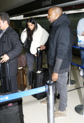 Kim Kardashian & Kanye West - At LAX Airport in Los Angeles, 7 января 2015 (68xHQ) IlS2NJkh