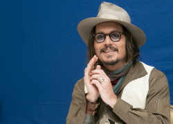 Johnny Depp - "The Tourist" press conference portraits by Armando Gallo (New York, December 6, 2010) - 31xHQ ImgqcjhK