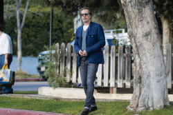 Gary Oldman - walks the streets of Los Feliz, as he heads to a movie production nearby - April 23, 2015 - 8xHQ JGk6n9T1