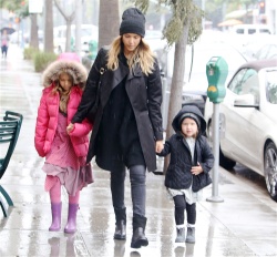 Jessica Alba - Shopping with her daughters in Los Angeles, 10 января 2015 (89xHQ) JPbp0pM7