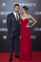 Theo James - Shailene Woodley, Theo James - на премьере фильма 'Divergent' at Callao Cinema, Мадрид, 3 апреля 2014 (302xHQ) JhyidTZG