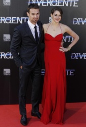 Theo James - Shailene Woodley, Theo James - на премьере фильма 'Divergent' at Callao Cinema, Мадрид, 3 апреля 2014 (302xHQ) K4wXS7Wg