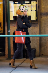Sienna Miller and Tom Sturridge - seen out in Soho after lunch at Balthazar in New York, 13 января 2015 (8xHQ) K4zIaaqx