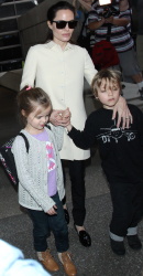 Angelina Jolie - LAX Airport - February 11, 2015 (185xHQ) KPKN5VR2