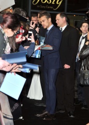 Theo James - на премьере фильма 'Divergent' at Sony Centre, Берлин, 1 апреля 2014 (129xHQ) KUJlGNJw