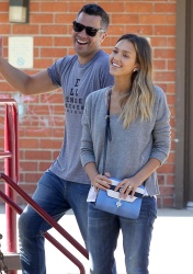 Jessica Alba - Jessica and her family spent a day in Coldwater Park in Los Angeles (2015.02.08.) (196xHQ) L6P9odeU