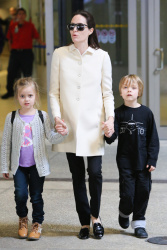 Angelina Jolie - LAX Airport - February 11, 2015 (185xHQ) LDQyBcBq