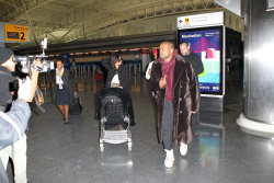 Kim Kardashian - At JFK Airport in New York City with Kanye West (2015. 02. 09) (44xHQ) LRtY9Ifd