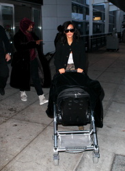 Kim Kardashian - At JFK Airport in New York City with Kanye West (2015. 02. 09) (44xHQ) LcJkah71