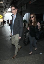 Eddie Redmayne - Arriving at LAX airport with his wife Hannah Bagshawe - February 21, 2015 - 10xMQ MTMQ4SeS