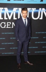 Theo James - на премьере фильма 'Divergent' at Sony Centre, Берлин, 1 апреля 2014 (129xHQ) OSVd4fvh