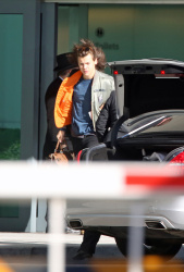 Harry Styles - Leaving Heathrow Airport in London, England - March 3, 2015 - 12xHQ OTXqtRFY