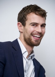 Theo James - Theo James - Insurgent press conference portraits by Magnus Sundholm (Beverly Hills, March 6, 2015) - 14xHQ Oh9mT4uz