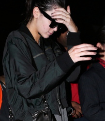 Kendall Jenner - Arriving at LAX airport, 2 января 2015 (55xHQ) OiYNqbAF