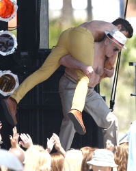 Zac Efron & Robert De Niro - On the set of Dirty Grandpa in Tybee Island,Giorgia 2015.04.30 - 140xHQ OpY1AbiO