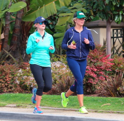 Reese Witherspoon - Out jogging in Brentwood - February 28, 2015 (15xHQ) PmnSrgR2