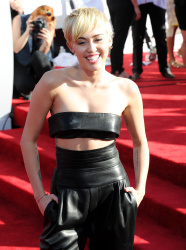 Miley Cyrus - 2014 MTV Video Music Awards in Los Angeles, August 24, 2014 - 350xHQ Q7GyzuTy