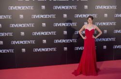 Theo James - Shailene Woodley, Theo James - на премьере фильма 'Divergent' at Callao Cinema, Мадрид, 3 апреля 2014 (302xHQ) QQVktxOd