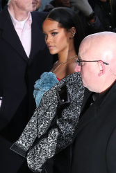 Rihanna - Arriving at Kanye West's fashion show in NYC - February 12, 2015 (13xHQ) QY3xxoeq