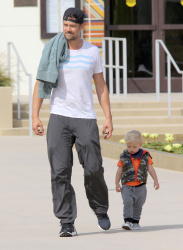 Josh Duhamel - Josh Duhamel - Park with his son in Santa Monica (2015.05.26) - 25xHQ R7JzbKT6