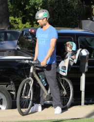 Josh Duhamel - took his son Axl for a bike ride in Santa Monica - March 7, 2015 - 32xHQ RAVqGLew
