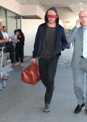 Ryan Gosling - Arriving at LAX Airport in LA - April 17, 2015 - 25xHQ RDnBfvOB