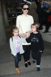 Angelina Jolie - LAX Airport - February 11, 2015 (185xHQ) RVJRUCci