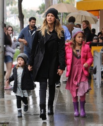 Jessica Alba - Shopping with her daughters in Los Angeles, 10 января 2015 (89xHQ) RvOuq1v9
